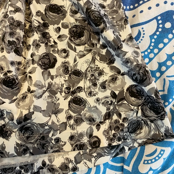 BEAUTIFUL TORRID BACKLESS HALTER DRESS GRAY BLACK WHITE FLORAL PRINT SIZE 18 GUC - Picture 2 of 16